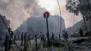 Banyak korban masih terjebak di dalam bangunan yang runtuh. (AP Photo/Fatima Shbair)