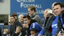 Fans Chlesea terlihat sedih usai timnya kalah pada lanjutan Liga Premier Inggris di Stamford Bridge, Sabtu (3/10/2015). Chelsea kalah 1-3. EPA / Will Oliver 