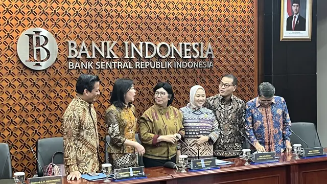 Gubernur Bank Indoensia (BI) Destry Damayanti bersama dengan dewan gubernur dalam konferensi pers hasil RDG BI di Jakarta, Rabu (21/10/2026). (Liputan6.com/Tian)