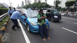 Aksi sweeping sejumlah sopir taksi di tol dalam kota, Mampang, Jakarta, Selasa (22/3). Sweeping tersebut dilakukan terhadap sesama sopir taksi yang masih mengangkut penumpang pada aksi mogok bersama. (Liputan6.com/Immanuel Antonius)