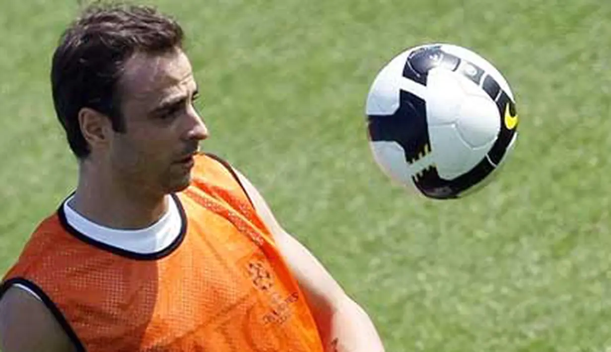 Aksi striker Manchester United, Dimitar Berbatov saat sesi latihan di Doha, Qatar, 12 Januari 2010. AFP PHOTO / KARIM JAAFAR 