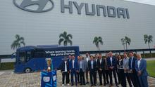 Prosesi tanda tangan kerja sama antara Hyundai dengan AFF untuk menjadi sponsor utama ASEAN Championship dilakukan di PT Hyundai Motor Manufacturing Indonesia, Kabupaten Bekasi, Jawa Barat, Senin (26/5/2025) siang. (Bola.com/Hery Kurniawan).