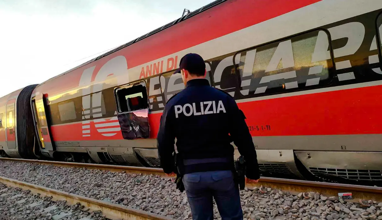 Sebuah gerbong kereta terlihat tergeletak di sisinya setelah tergelincir di dekat Lodi, Italia utara, Kamis (6/2/2020). Kereta itu tergelincir dari lintasan sekira 40 km dari Milan dan penyebab kecelakaan sedang diselidiki. (Vigili del Fuoco via AP)