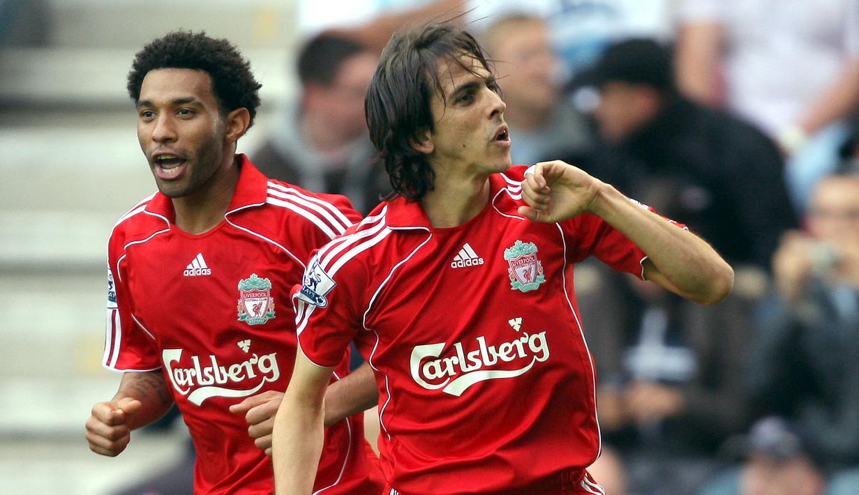 Pemain asal Israel, Yossi Benayoun (kanan) sempat menggunakan jersey bernomor punggung 11 namun setelah itu ia menggantinya dengan nomor 15. Benayoun bermain untuk Liverpool dari 2007 hingga 2010. (AFP/Andrew Yates)