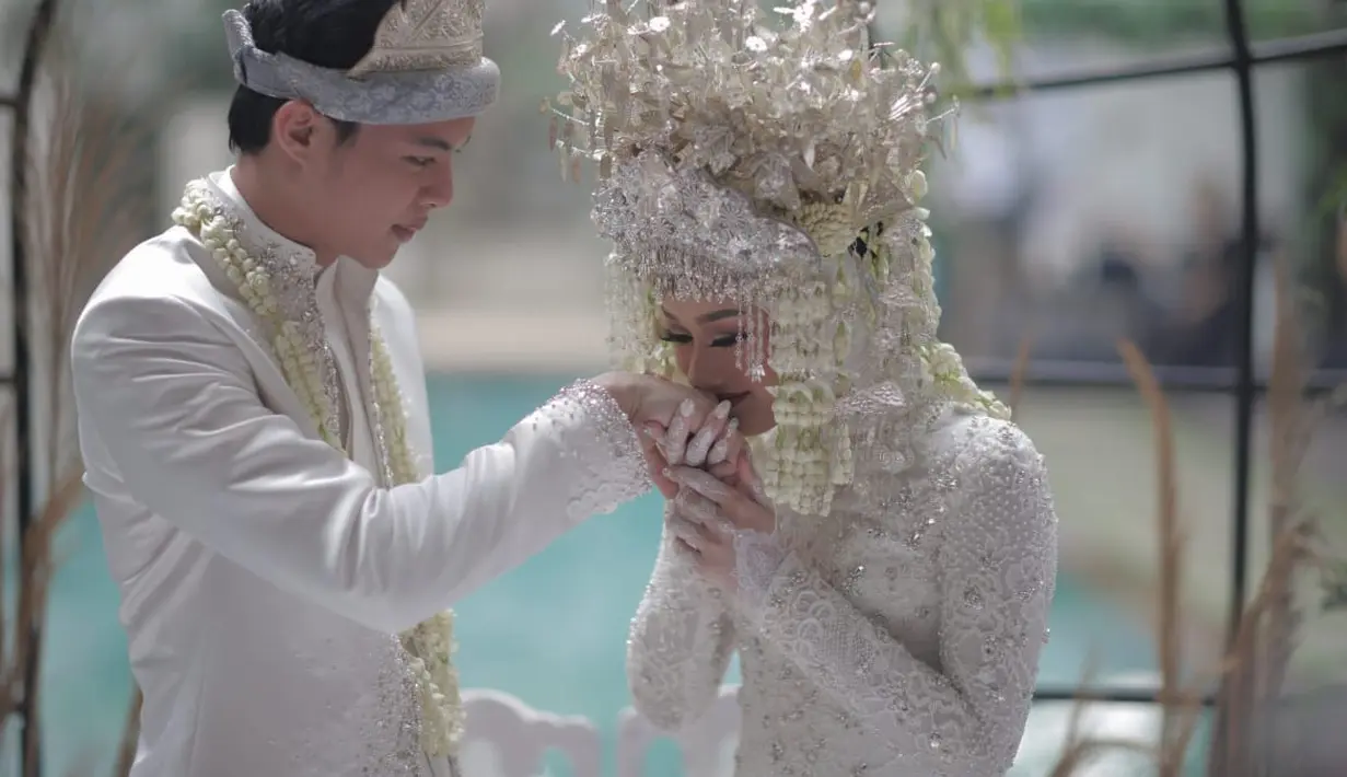 Suasana kian haru ketika Dinda meminta izin dan restu dari sang mama dan kakaknya untuk menikahkannya dengan laki-laki yang sudah menjadi pilihannya. Ia pun meyakinkan, laki-laki itu akan membawa kebaikan ke depannya. (Management Dinda Hauw)