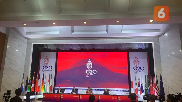 Menkomarves Luhut B Pandjaitan dalam konferensi pers bersama media pada Selasa (16/11/2022). (Liputan6.com/Benedikta Miranti)