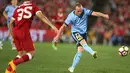 Pemain Sydney FC Rhyan Grant melakukan tendangan saat pertandingan persahabatan melawan Liverpool FC di Sydney, Australia (24/5). Dalam pertandingan ini Liverpool FC menang 3-0 atas Sydney FC. (AP Photo / Rick Rycroft)