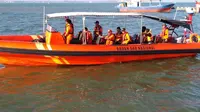 Tim SAR mencari tiga nelayan Jepara yang hilang dengan Rigit Inflatable Boat. (foto : Liputan6.com / Edhie Prayitno Ige)
