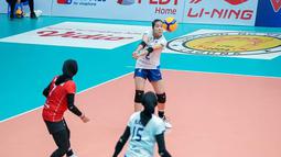 Pemain Timnas bola voli putri Indonesia, Ratri Wulandari berusaha mengembalikan bola saat menghadapi Vietnam pada laga putaran pertama SEA V League 2023 di Vinh Phuc Gymnasium, Hanoi, Vietnam, Sabtu (5/8/2023). Indonesia kalah 1-3 (20-25, 17-25, 25-23, 18-25) dari Vietnam. (Dok. SEA V League 2023)