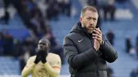 Pelatih Chelsea, Graham Potter, merayakan kemenangan Leicester City pada laga pekan ke-27 Premier League di Stadion King Power, Sabtu (11/3/2023). Tiga poin di Premier League ini menjadi yang kedua secara beruntun buat tim berjulukan The Blues itu. Pada pekan lalu, Chelsea membekap Leeds United 1-0. (AP Photo/Rui Vieira)