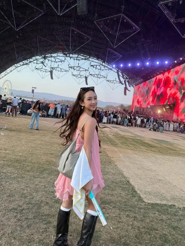 Gaya Boho Chic Dita Karang Nonton Coachella 2026, Tetap Bawa Vibes KPop dengan Outfit Bernuansa Pastel