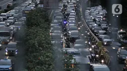 Suasana kendaraan terjebak macet di Jalan Sudirman, Jakarta, Selasa (9/6/2020). Masa PSBB Transisi yang memperbolehkan karyawan di perkantoran kembali bekerja menyebabkan ruas jalan Ibu Kota kembali macet dan semrawut saat jam pulang kerja. (merdeka.com/Iqbal S Nugroho)