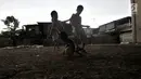 Anak-anak bermain sepak bola di kolong jalan Tol Lingkar Utara, Kalibaru, Cilincing, Jakarta, Kamis (28/3). Pemkot Jakarta Utara akan membangun Taman Maju Bersama (TMB) di kolong tol tersebut untuk mengurangi ruang kumuh serta menjadi sarana rekreasi warga dan anak-anak (merdeka.com/Iqbal S Nugroho)