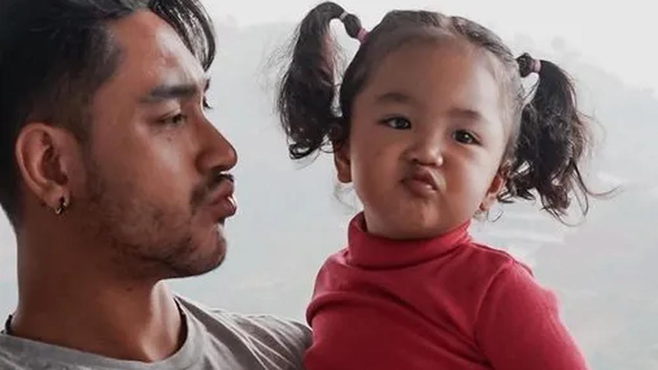 Potret Lucu Xarena Anak Siti Badriah dengan Rambut Dikuncir Dua, Gayanya Gemesin Banget!