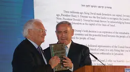 Perdana Menteri Israel Benjamin Netanyahu (kanan) dan Dubes AS untuk Israel David Friedman saat menghadiri peresmian Kedubes AS di Yerusalem, Minggu (13/5). Peresmian Kedubes AS di Yerusalem menimbulkan kemarahan di seluruh dunia Arab. (Gali Tibbon/AFP)