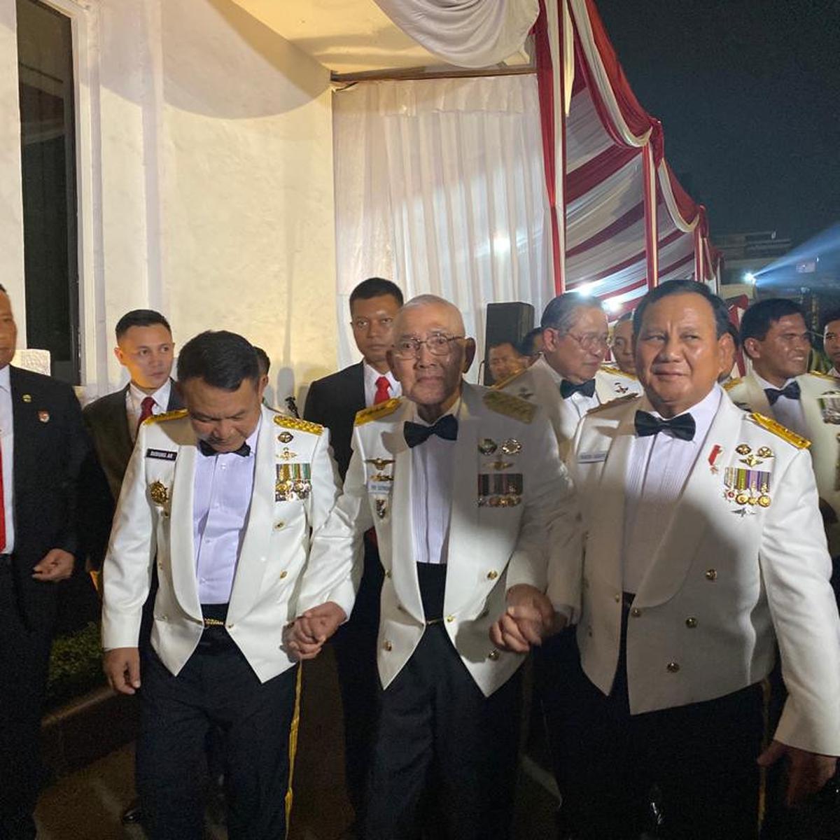 Momen Mantan Panglima ABRI Tri Sutrisno Gandeng Jenderal TNI dan Eks Danjen Kopassus
