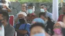 Warga mengantre untuk pembuatan dan memperpanjang SIM di mobil layanan SIM Keliling Masjid At-Tin TMII, Jakarta Timur, Kamis (4/6/2020). Direktorat Lalu Lintas Polda Metro Jaya mengoperasikan kembali layanan mobil SIM Keliling untuk mengantisipasi antrean pemohon. (Liputan6.com/Herman Zakharia)