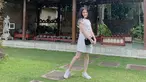 Aisyah Aqilah dikenal dengan penampilannya yang simpel tapi stylish. Mantan kekasih Athalla Naufal ini kerap terlihat tampil kasual dengan berbagai gaya berpakaian mulai dari celana, rok sampai dress. Kenakan mini dress polos berwarna cream dengan sneakers, Aisyah tampil bak cewek bumi. (Liputan6.com/IG/@aisyahaqilahh)