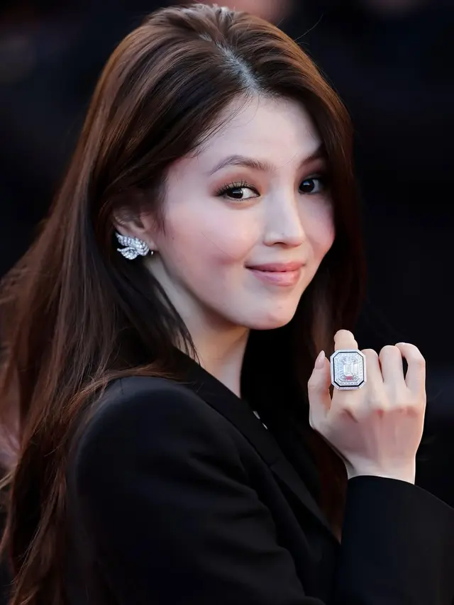 Gaya Fierce Han So Hee di Cannes 2026, Tampil Powerful dengan Blazer Hitam Dior