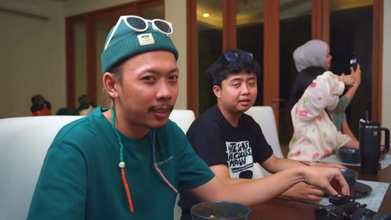 8 Potret Ruang Makan Cinta Laura saat Sahur di Rumah, Minimalis dengan Aksen Kayu