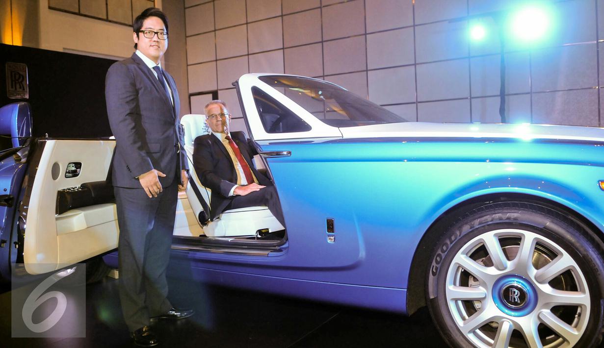 GM Rolls Royce Motor Car Asia Pasifik, David Kim (berdiri) dan COO Eurokars, Christer Ekberg berpose di Rolls Royce Bespoke saat acara Media Gathering, Jakarta, Kamis (31/3/2016). (Liputan6.com/Yoppy Renato)