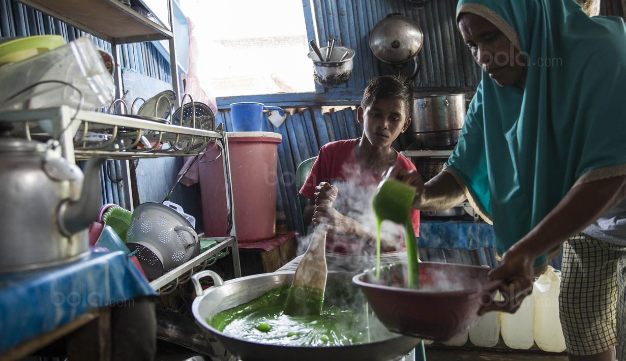Selepas pulang sekolah Ilham Lestaluhu rajin membantu ibunya membuat kue pulut siram (makanan khas Maluku), sebelum pergi berlatih sepak bola. (Bola.com/Vitalis Yogi Trisna)