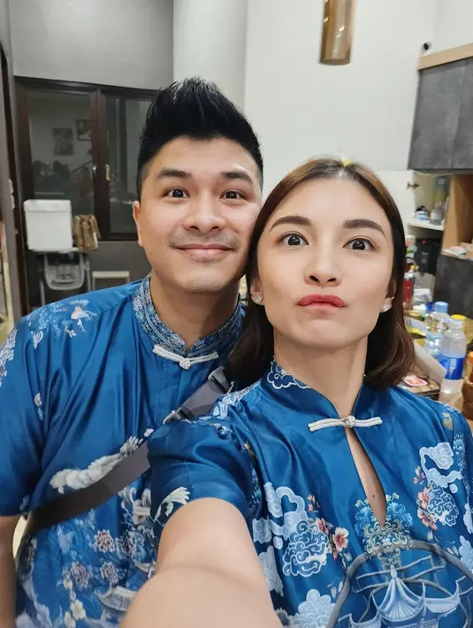 Tak hanya Rabu Abu, Chelsea juga membagikan potret dirinya bersama Glenn di momen Imlek. Keduanya pun tampil serasi dengan busana khas. [Foto: Instagram/chelseaoliviaa]