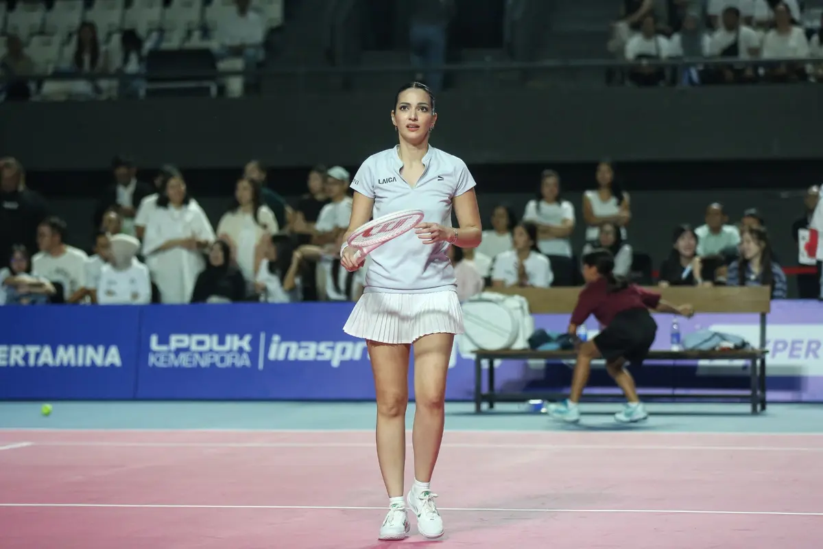 Potret Makeup Flawless dan Gaya Rambut Unik Nia Ramadhani di Kompetisi Lagi-Lagi Tenis Internasional