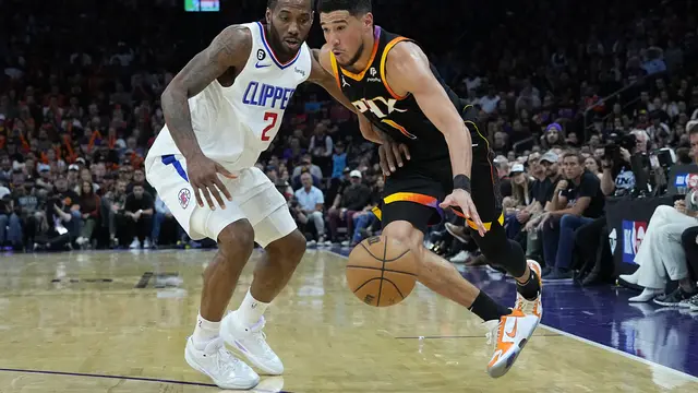 Duel sengit Devin Booker dan Kahwi Leonard di play-off NBA