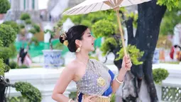 Meski bukan kali pertama ke Thailand, penyanyi dangdut sekaligus DJ ini akhirnya bisa melihat langsung kemegahan kuil bersejarah Wat Arun ini. (Lipitan6.com/IG@gheayoubi)