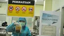 Petugas memproses kantong darah di Unit Transfusi Darah PMI Provinsi DKI Jakarta, Kamis (28/1). PMI mengantisipasi kenaikan permintaan kebutuhan darah akibat mewabahnya penyakit Demam Berdarah Dengue (DBD) di Jabodetabek. (Liputan6.com/Gempur M Surya)