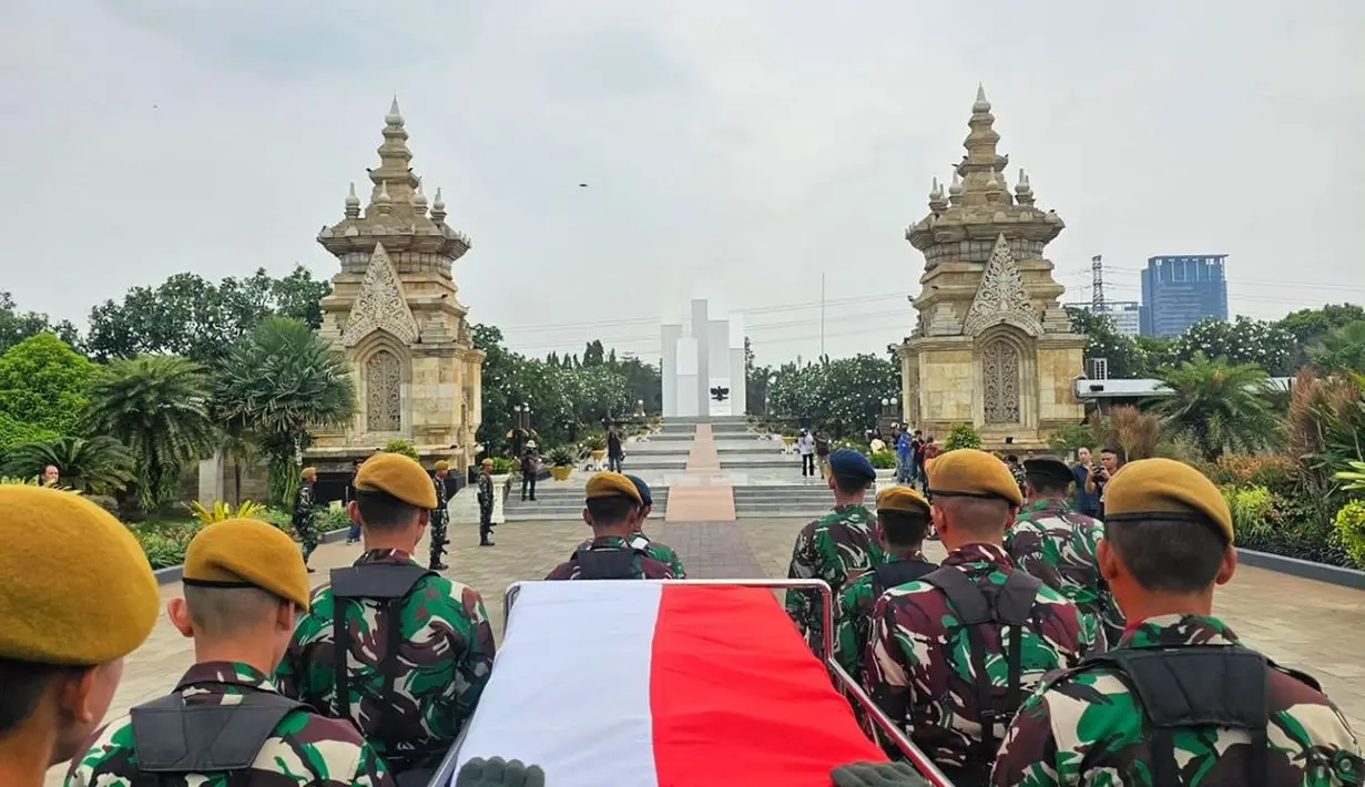 Usai pemakaman Ira menyebut sang ayah meninggal dunia bukan karena sakit. Tapi karena usianya yang sudah 94 tahun. [Instagram/ariwibowo_official]