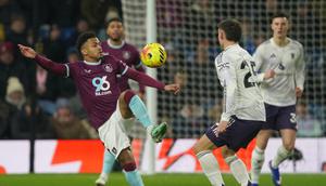 Pemain Burnley, Marcus Edwards, mengontrol bola di depan pemain Manchester United, Manuel Ugarte, dalam pertandingan Liga Inggris di Turf Moor, Inggris, Kamis (8/1/2026). (AP Photo/Ian Hodgson)