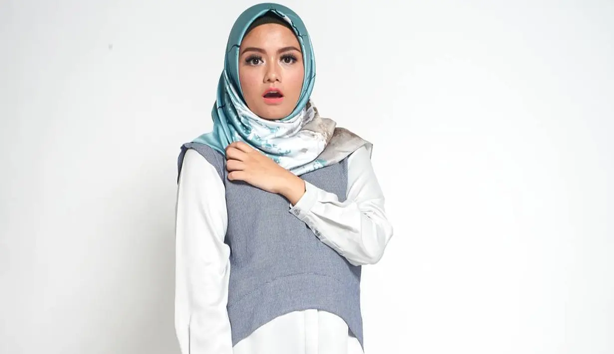 Tika Ramlan atau akrab dikenal dengan Tika eks T2 ini telah memantapkan hatinya untuk berhijab sejak bulan September 2017 lalu. Setelah berhijab, tampilan Tika pastinya semakin memesona dan bikin hati adem. (Instagram/tika_ramlan)