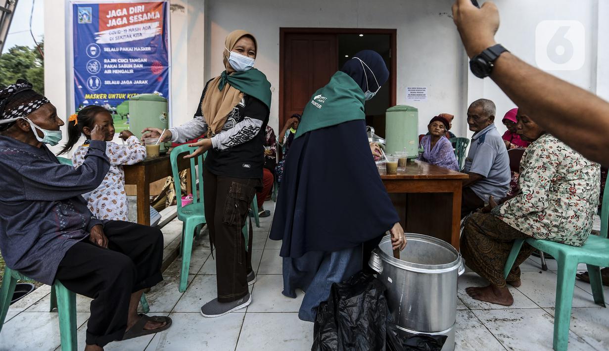 Aktivitas pengungsi Gunung Merapi di lokasi pengungsian di Desa Glagaharjo, Sleman, Jawa Tengah, Rabu (18/11/2020). Kondisi Gunung Merapi yang memasuki level siaga membuat beberapa desa dengan radius 5 Km dari puncak Gunung Merapi mengungsikan penduduknya. (Liputan6.com/Johan Tallo)