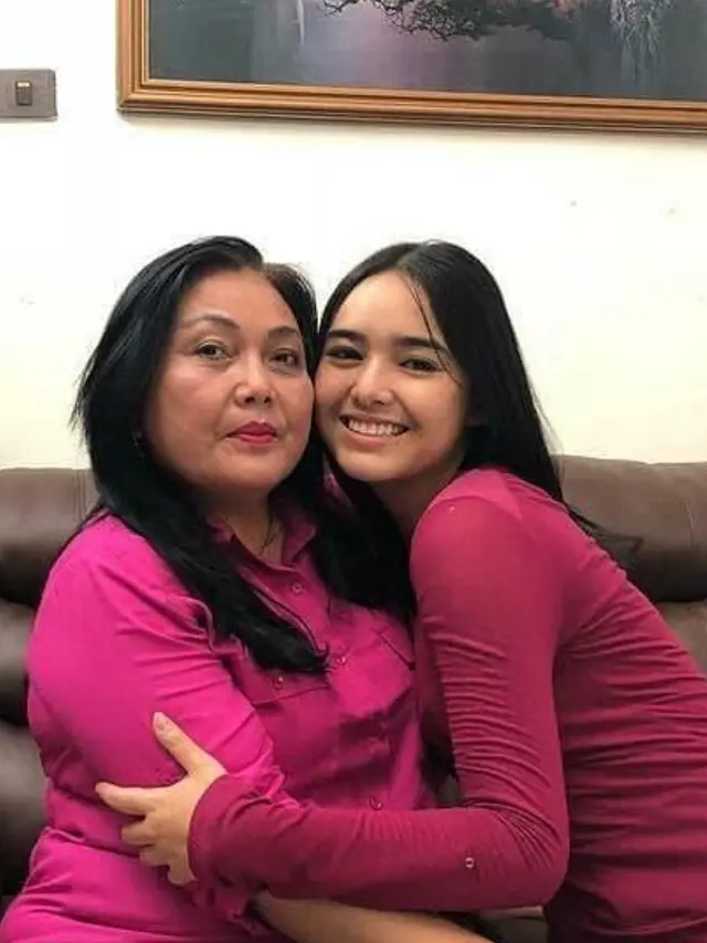 7 Potret Amanda Manopo Bersama Kedua Orang Tuanya yang Jarang Tersorot