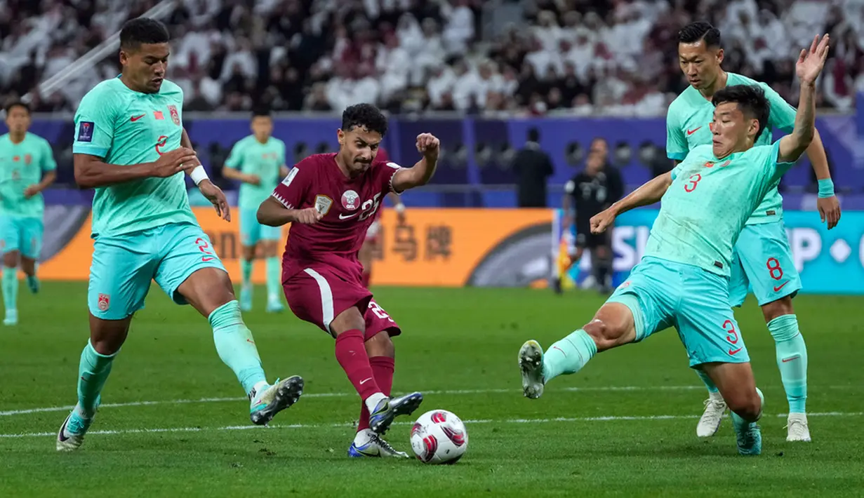China berhasrat untuk menang pada laga ini. Mereka pun sempat beberapa kali menciptakan ancaman di pertahanan Qatar tapi lini serang mereka tumpul. (AP Photo/Thanassis Stavrakis)