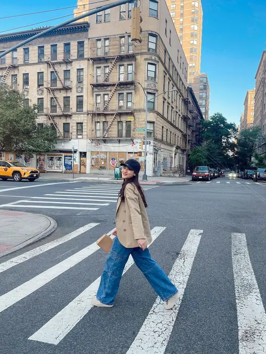 Gaya liburan Aaliyah Massaid juga menarik untuk dijadikan inspirasi. Ia tampil dengan kaus hitam yang ditumpuk dengan blazer cokelat, dan dipadu menggunakan wide-leg jeans. [Foto: Instagram/aaliyah.massaid]
