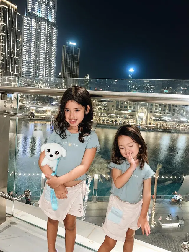 Yasmine Wildblood bersama dua anaknya yang cantik (Instagram/yaswildblood)