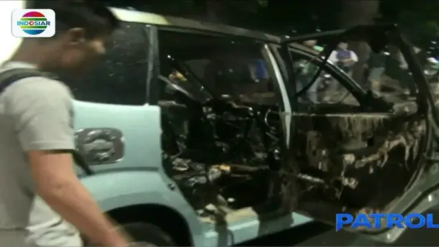 Sebuah minibus terbakar di Duren Sawit Jakarta Timur. Pemilik menangis histeris di lokasi kejadian.