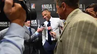 Pebasket Oklahoma City Thunder, Russell Westbrook, diwawancara sejumlah media usai meraih MVP NBA 2017 pada ajang NBA Awards 2017 di Basketball City, New York, Senin (26/6/2017). (NBAE via Getty Images/Jesse D. Garrabrant)