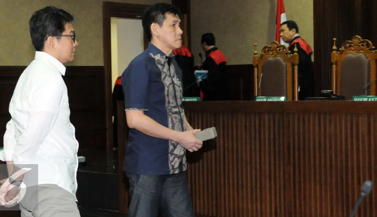 Mantan Presiden Direktur PT Agung Podomoro Land, Ariesman Widjaja (kanan) seusai divonis tiga tahun penjara dan denda Rp200 juta subsider tiga bulan kurungan penjara di Pengadilan Tipikor Jakarta, Kamis (1/9). (Liputan6.com/Helmi Afandi)