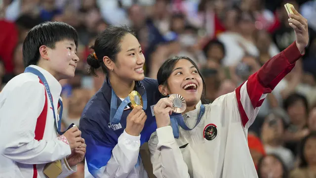 Foto: Momen Swafoto Gregoria Mariska Tunjung di Podium Juara Bareng An Se-young dan He Bing Jiao, Sumbang Medali Pertama untuk Indonesia