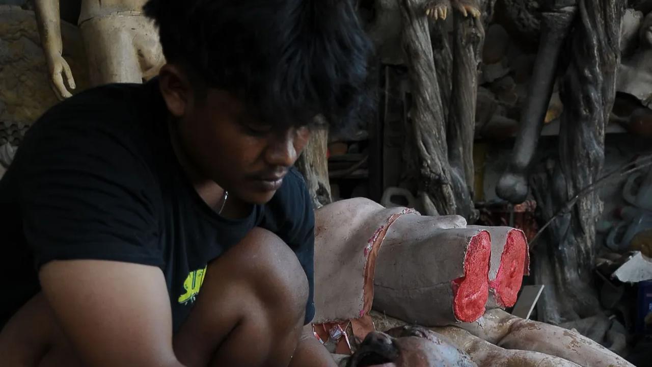 Perajin mengerjakan pembuatan patung prostetik yang dibuat di workshop milik Sarwo Edi alias Kocom di Bekasi, Jawa Barat, Kamis (5/10/2023).