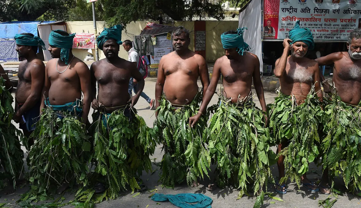 Petani India dari negara bagian selatan Tamil Nadu menggelar unjuk rasa di New Delhi, Kamis (16/3). Petani Tamil Nadu menuntut harga yang menguntungkan untuk hasil tani mereka.   (AFP PHOTO / Prakash SINGH) 