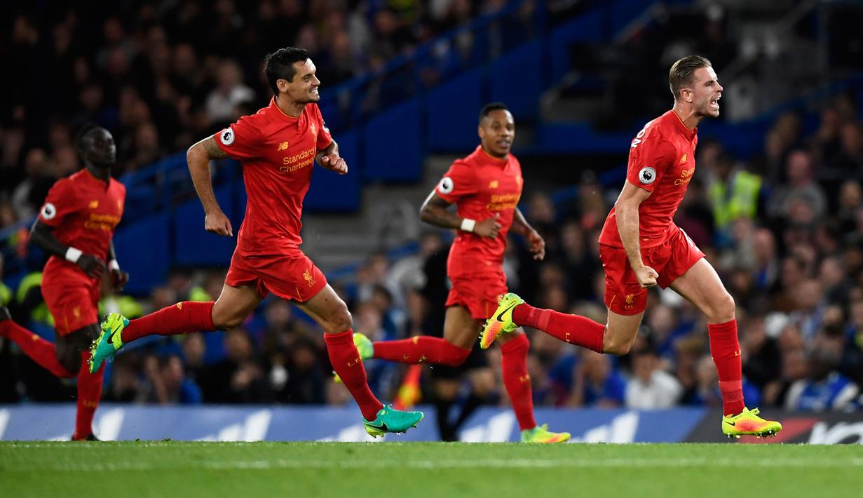 Gelandang Liverpool, Jordan Henderson (kanan) berlari melakukan selebrasi usai mencetak gol kegawang Chelsea pada lanjutan Liga Inggris di Stadion Stamford Bridge, London, (17/9). Liverpool menang atas Chelsea dengan skor 2-1. (Reuters/Dylan Martinez)