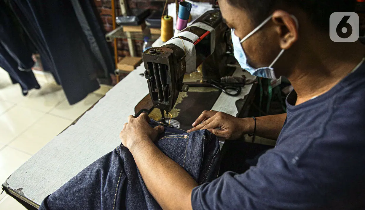Penjahit menjahit bahan di Nyoel Jeans co, Jakarta, Jumat (22/10/2021). Kapas adalah salah satu bahan baku utama pembuatan kain dalam industri tekstil di Indonesia. (Liputan6.com/Faizal Fanani)