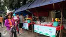 Pedagang bunga untuk ziarah di Tempat Pemakaman Umum (TPU) Karet Bivak, Jakarta, Minggu (14/6/2015). Sejumlah warga memanfaatkan momen jelang Ramadan untuk berziarah ke makam keluarga mereka.(Liputan6.com/Helmi Afandi)