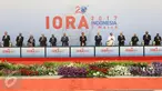 Presiden Joko Widodo (tengah) bersama delegasi dari sejumlah negara saat penandatanganan Jakarta Concord dalam KTT Indian Ocean Rim Association (IORA) 2017 di Jakarta Convention Center, Jakarta, Selasa (7/3). (Liputan6.com/Angga Yuniar)