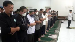 Pengurus Dewan Pers menggelar salat gaib untuk mendiang Ketua Dewan Pers Azyumardi Azra di Hall Gedung Dewan Pers, Kebon Sirih, Jakarta, Senin (19/9/2022). Ketua Dewan Pers 2022-2025 Azyumardi Azra wafat di Malaysia karena serangan jantung. (merdeka.com/Arie Basuki)